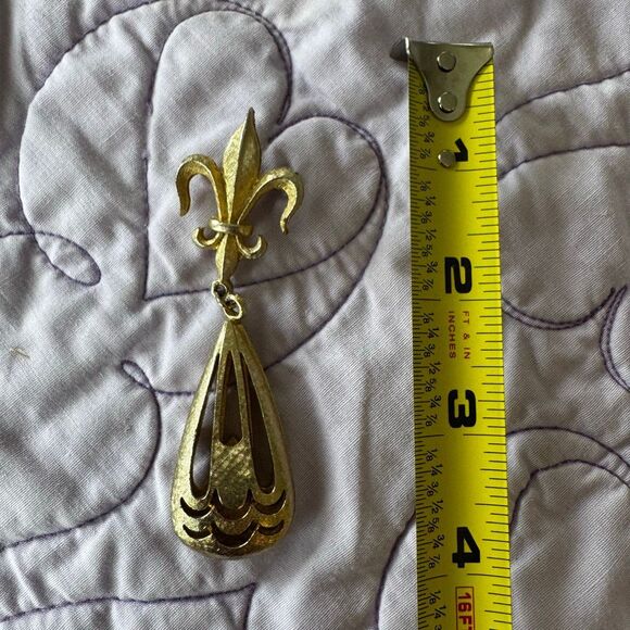 Vintage Jewelry - Vintage Gold-Tone Fleur-de-Lis Brooch | Dangling Open-Work Teardrop Pendant | Br